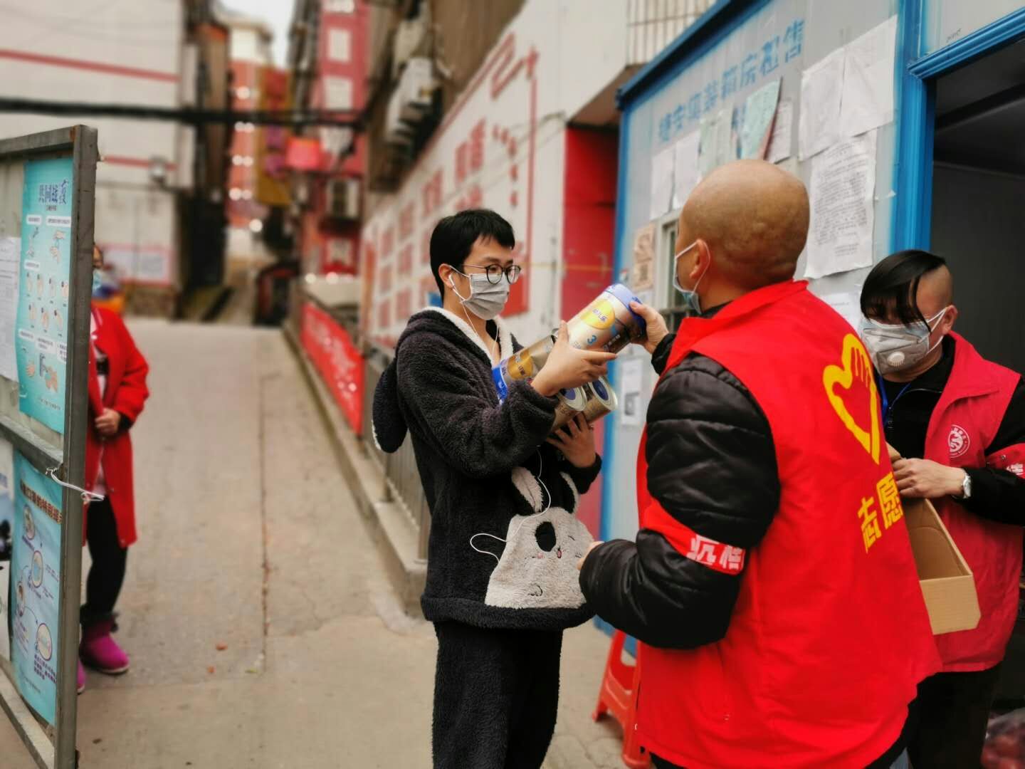 湖北-荊門公交集團-寧飛（社區(qū)義工服務(wù)，幫居民買奶粉）.jpg