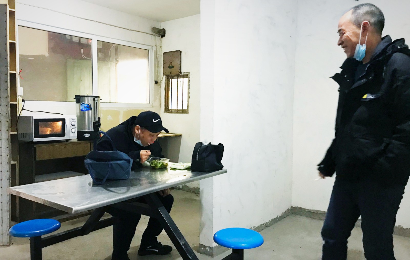 10月份，公司新租建駕駛員休息室之一，駕駛員在休息室內(nèi)愉悅休息與交談.jpg